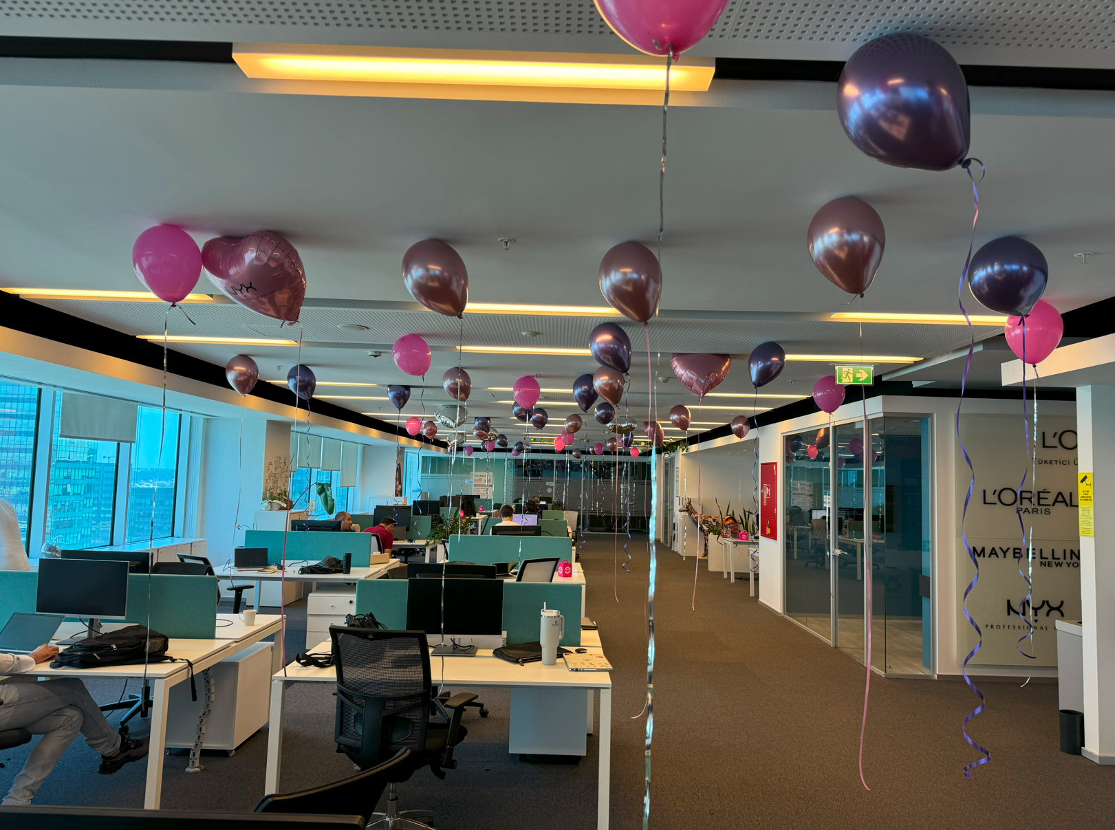 Ofis İçi Uçan Balon süsleme